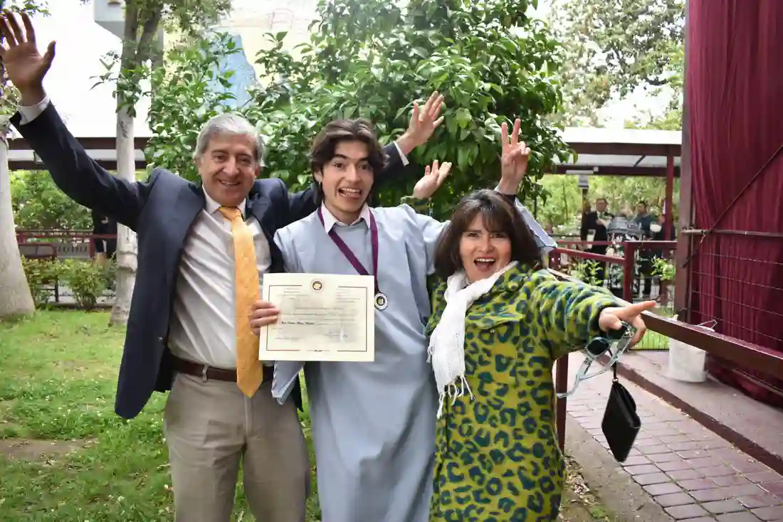 Fotógrafo captando fotos en una ceremonia de graduación