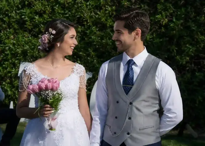 pareja de novios mirándose de forma espontanea 