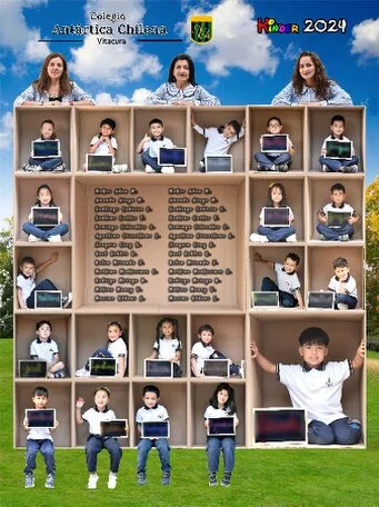 Cuadro de graduación para Kínder con escenario de caja de cartón y participación de educadoras y asistentes.