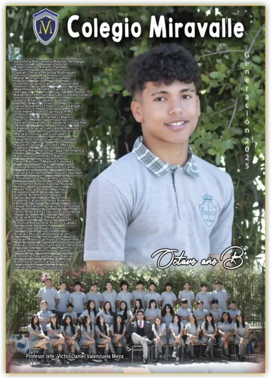 estudiante posando para foto graduacion, con foto de curso abajo, y listado de alumnos