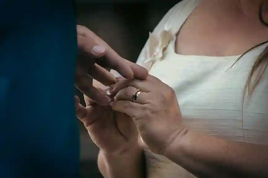 postura de argollas en primer plano, foto tomada en evento matrimonial 