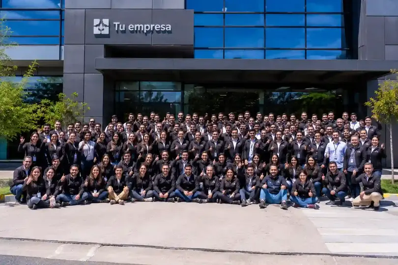 Foto corporativa de todo el personal de la empresa, alrededor de 80 personas
