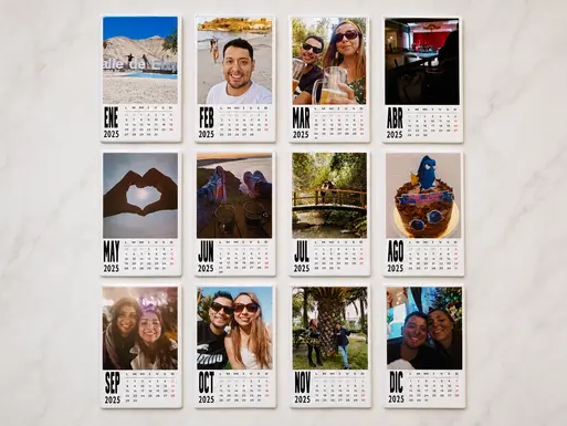 Set de 12 imanes calendario personalizados de 9x7 cm con fotografías familiares, diseño mensual y presentación profesional sobre fondo elegante.